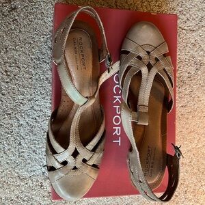 Women’s size 8.5 Rockport sandals in Khaki.